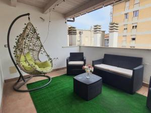 un soggiorno con un'altalena su un balcone di Appartamento estivo in centro città a San Benedetto del Tronto