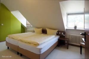 Postel nebo postele na pokoji v ubytování L' Angolo Ristorante & Hotel GmbH + 14 fotografií