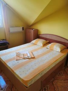 Postel nebo postele na pokoji v ubytování PENSIUNEA EDWARD