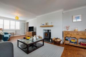 Μια τηλεόραση ή/και κέντρο ψυχαγωγίας στο Amroth Holiday home with Sea views