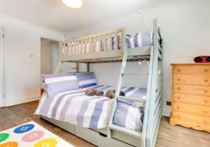 1 dormitorio con litera y escalera en Amroth Holiday home with Sea views, en Amroth