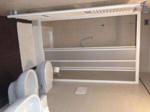 e bagno con servizi igienici e vasca. di Villa Eva Hotel a Ventimiglia Altre 19 foto