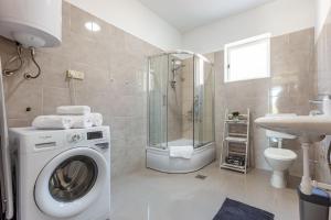 Koupelna v ubytování Šjor 2 BDR Apartment w grill + 18 fotografií