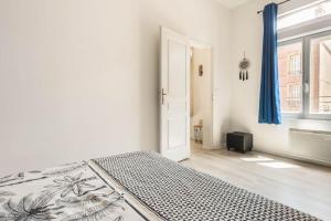 a white room with a bed and a window at Appart'LH - Stationnement gratuit - B'PAM in Le Havre