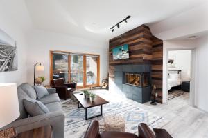 un salon avec un canapé et une cheminée dans l'établissement Village Center 501, à Durango Mountain Resort