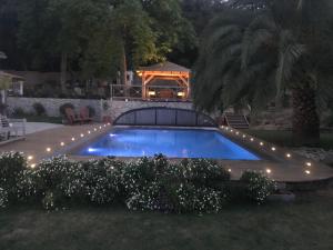 LA MAISON DE LA DUNE - Chambres Climatisées - Jacuzzi 1ère séance offerte - Piscine chauffée avec Abri Amovible - Plage située à 200m, accès direct par le bois内部或周边的泳池