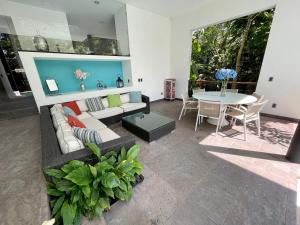 Casa de las Aves - Alberca y Jacuzzi climatizados - Espectaculares vistas في مالينالكو: غرفة معيشة مع أريكة وطاولة