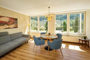 een woonkamer met een bank en een tafel en stoelen bij Villa Moselle in Traben-Trarbach