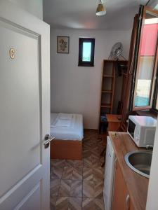 Habitación pequeña con cama y lavamanos en Bizet Studios, en Cluj-Napoca
