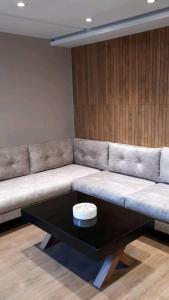 un soggiorno con divano e tavolino da caffè di NEAPOLIS STUDIO a Nabeul