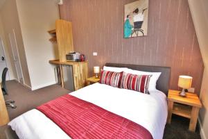 Central Hotel Gloucester by RoomsBooked