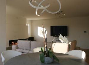 a living room with a table and a couch at Ashley’s Villa in Blankenberge