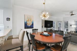 uma sala de jantar e sala de estar com mesa e cadeiras em 8137 Wendover Dunes em Hilton Head Island