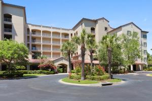un gran edificio de apartamentos con palmeras y entrada en 109 Main Sail, en Hilton Head Island