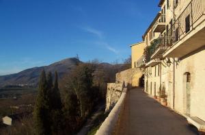 een straat met een gebouw en een berg op de achtergrond bij Appartamento nel Castello presso Gubbio in Fossato di Vico