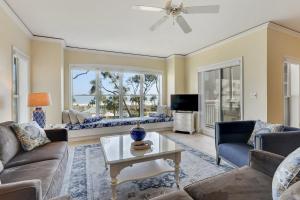 sala de estar con sofá y mesa en 6201 Hampton Place, en Hilton Head Island