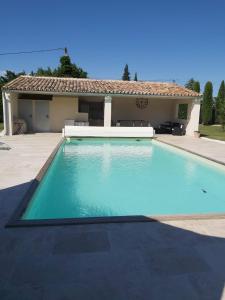 una piscina frente a una casa en Studio au calme avec piscine et toutes les commodités nécessaires, en Le Thor