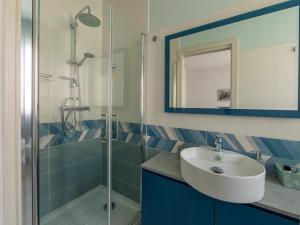 bagno con lavandino e doccia in vetro di Camere Casa Azzurra a Porto San Giorgio