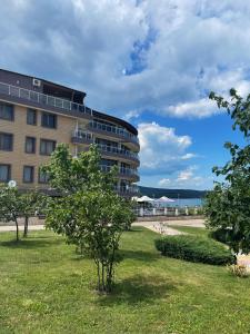 un edificio en la playa al lado de un parque en Studios Sea view Primorsko, en Primorsko