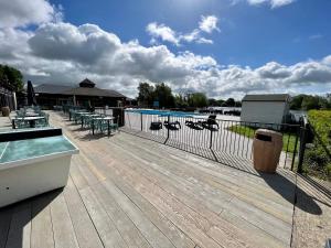 Gallery image of Mallard Corner, cosy Cotswold lakeview lodge in South Cerney