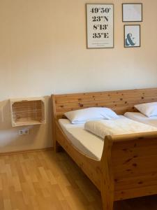 um quarto com 2 camas e ar condicionado em das Eppelsheimer em Undenheim