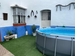bañera de hidromasaje en el patio de un edificio en Hacienda El Molino, en El Bosque