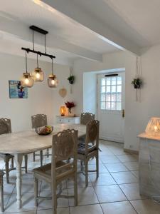uma cozinha e sala de jantar com mesa e cadeiras em Highland sur Mer em Étables