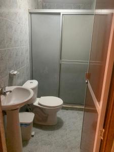 uma casa de banho com um WC, um chuveiro e um lavatório. em Acogedor Apartamento 2 alcobas cerca al mar em Puerto Salgar