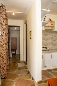 une cuisine avec une colonne blanche dans une pièce dans l'établissement Amarossi Elephant-One Bedroom Apartment,Mtwapa, à Mtwapa