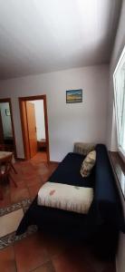 una camera con un letto e un divano. di Villa Dobra Family Apartments a Vir (Puntadura)