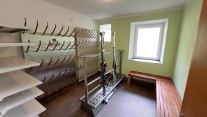 Palanda nebo palandy na pokoji v ubytování Hotel Pension Oswald