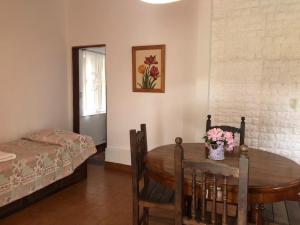 een kamer met een tafel en een bed met bloemen erop bij Teilen in Villa General Belgrano +28 foto's