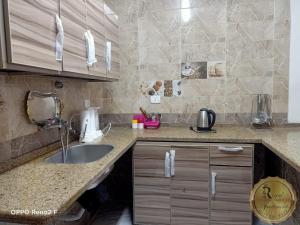 una cucina con un lavello e un bancone di Royal Apartments in Matrouh a Marsa Matruh