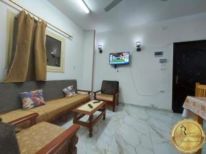 TV o dispositivi per l'intrattenimento presso Royal Apartments in Matrouh