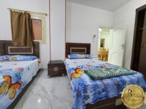 Postel nebo postele na pokoji v ubytování Royal Apartments in Matrouh