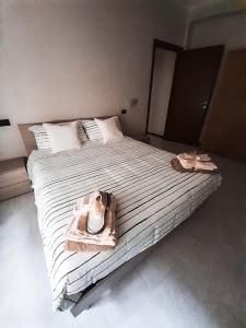 een slaapkamer met een groot bed en handdoeken bij Gianna’s House in Milaan