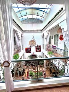 un balcon avec un escalier orné de plantes. dans l'établissement Riad Dar Chadia, à Marrakech