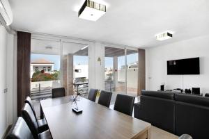 een eetkamer met een tafel en stoelen bij Villa Sol in Adeje