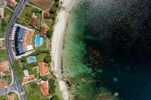 Luftaufnahme eines Strandes und des Meeres in der Unterkunft Hotel Spa Nanin Playa in Sanxenxo
