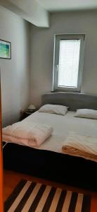 Łóżko lub łóżka w pokoju w obiekcie Villa Dobra Family Apartments