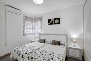 een witte slaapkamer met een bed en een raam bij Villa Sol in Adeje +33 foto's