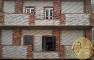 un modello di edificio con un orologio sopra di Royal Apartments in Matrouh a Marsa Matruh