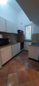 Kuchnia lub aneks kuchenny w obiekcie Villa Dobra Family Apartments