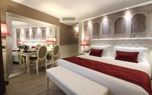 維洛納的住宿－Hotel Giberti & Spa，一间卧室配有一张床、一张桌子和一张桌子