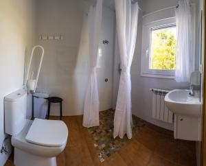 Kúpeľňa v ubytovaní Albergue Espiritu Xacobeo + 37 fotografií
