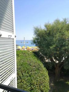 una casa con una recinzione bianca e un albero di Giardino sul Mare - Casa Casoni a Numana