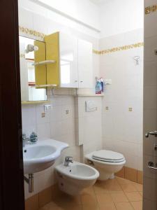 un bagno con lavandino e WC di Giardino sul Mare - Casa Casoni a Numana