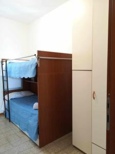 Piccola camera con letto a castello e frigorifero. di Giardino sul Mare - Casa Casoni a Numana Altre 20 foto