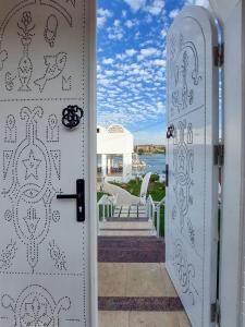 eine Tür mit einem Doodle-Design darauf in der Unterkunft NUB INN in Assuan