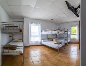 Posteľ alebo postele v izbe v ubytovaní Albergue Espiritu Xacobeo